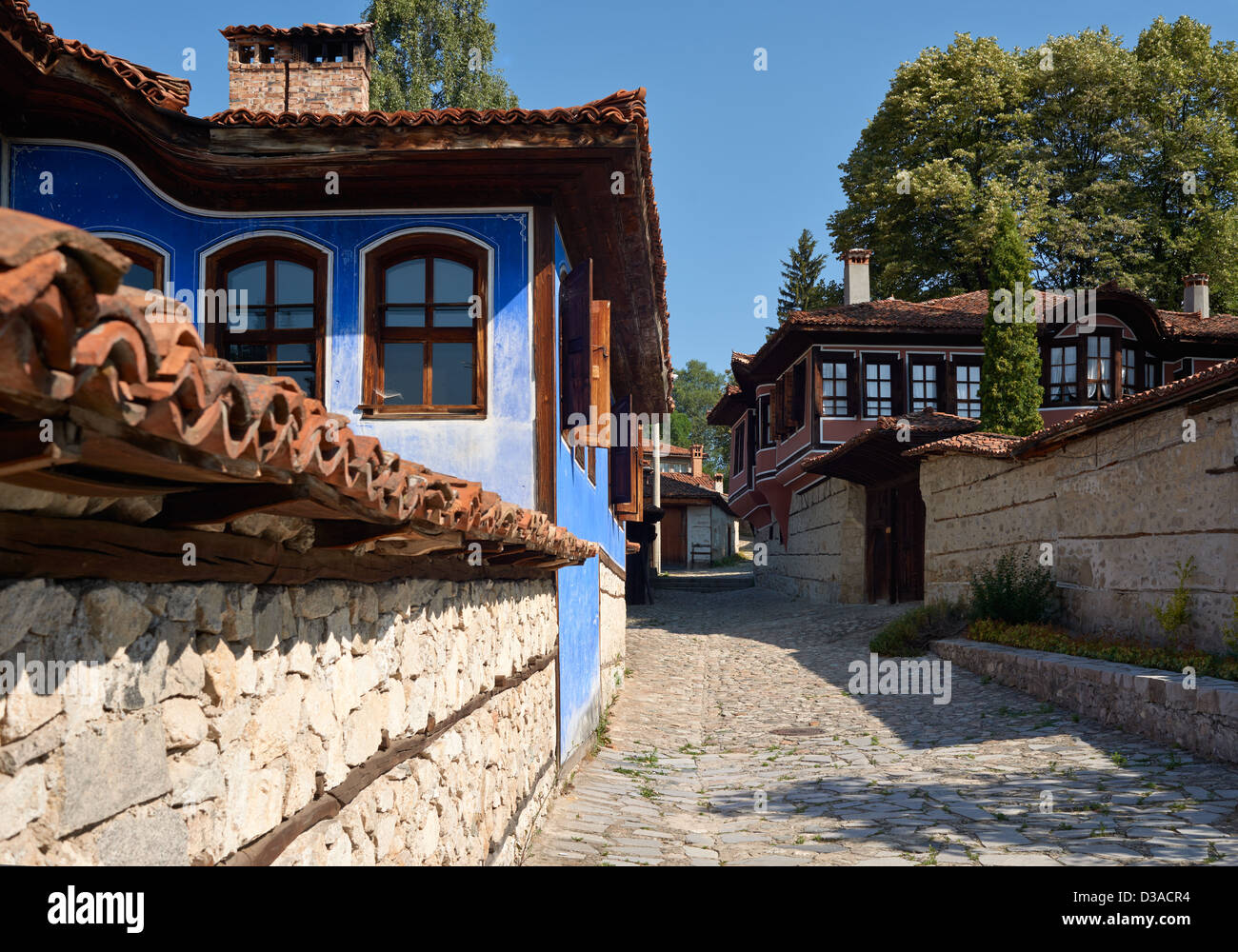 Straße mit traditionellen Häusern in Koprivshtitsa Dorf, Bulgarien Stockfoto