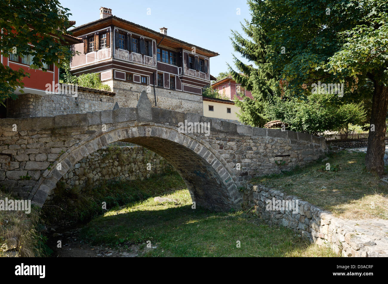 Steinerne Brücke und alte Häuser im Dorf von Koprivshtitsa, Bulgarien Stockfoto