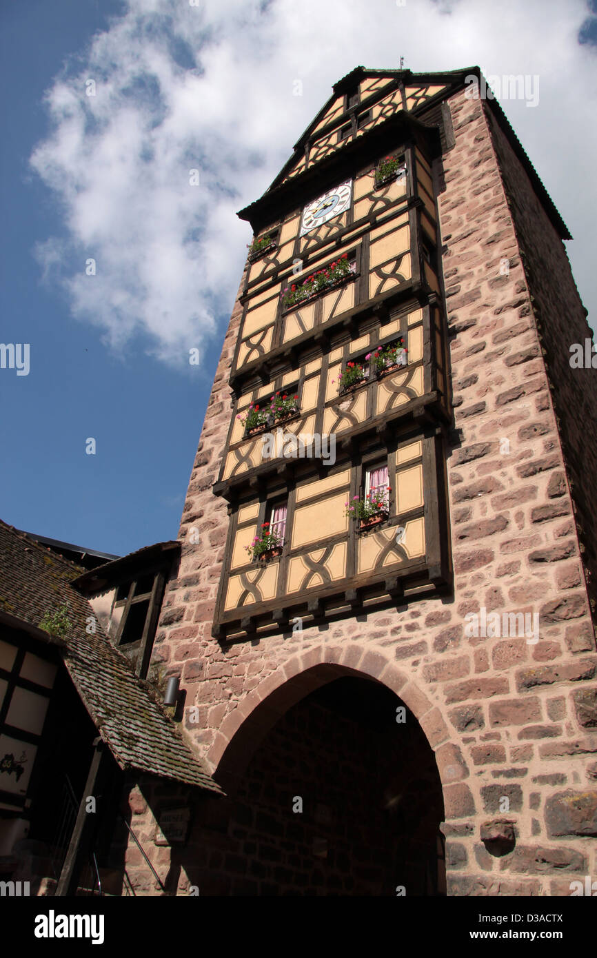 Turm der Stadtmauer in Riquewihr, Elsass, Frankreich Stockfoto