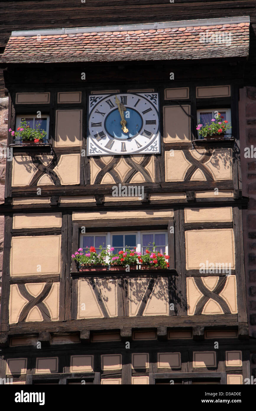 Turm der Stadtmauer in Riquewihr, Elsass, Frankreich Stockfoto