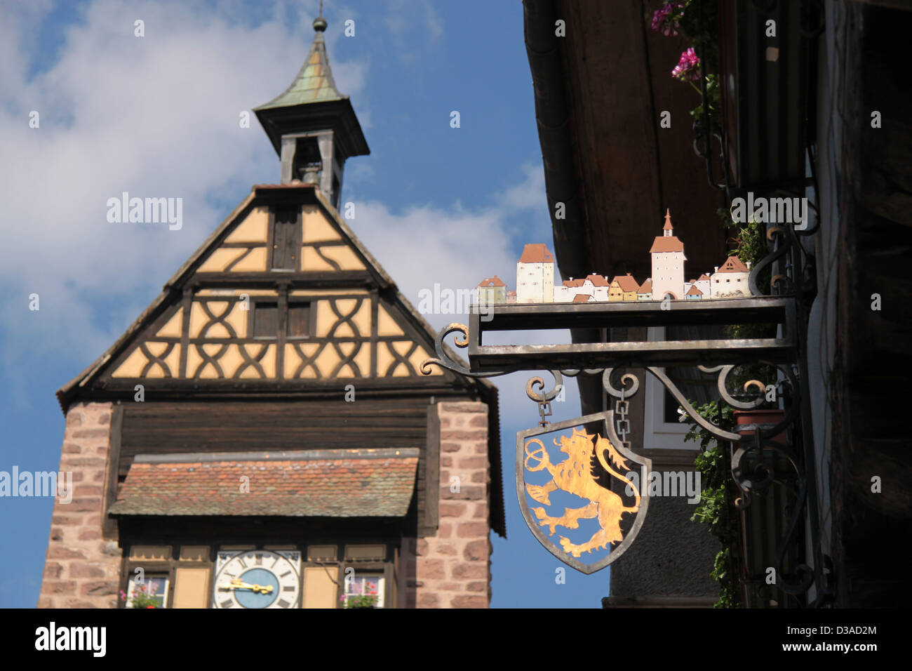 Turm der Stadtmauer in Riquewihr, Elsass, Frankreich Stockfoto