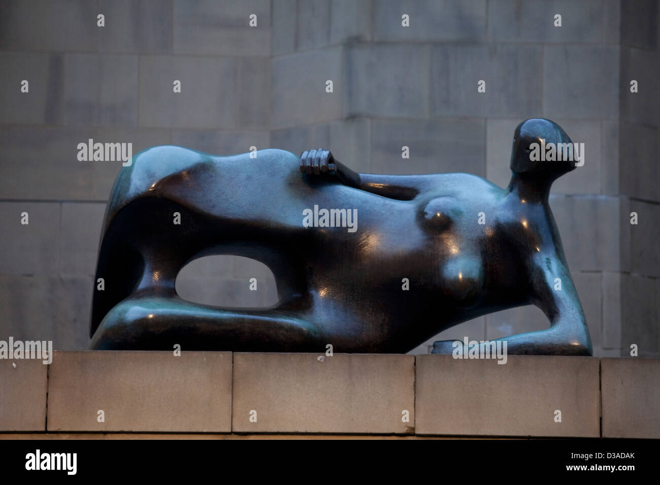 Henry Moore Skulpturen, die Recling Frau außerhalb Leeds Art Gallery Stockfoto