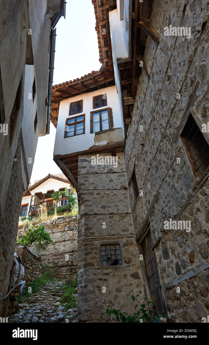 Schmale Straße mit hohen Häusern in kleinste Stadt von Bulgarien, Melnik Stockfoto