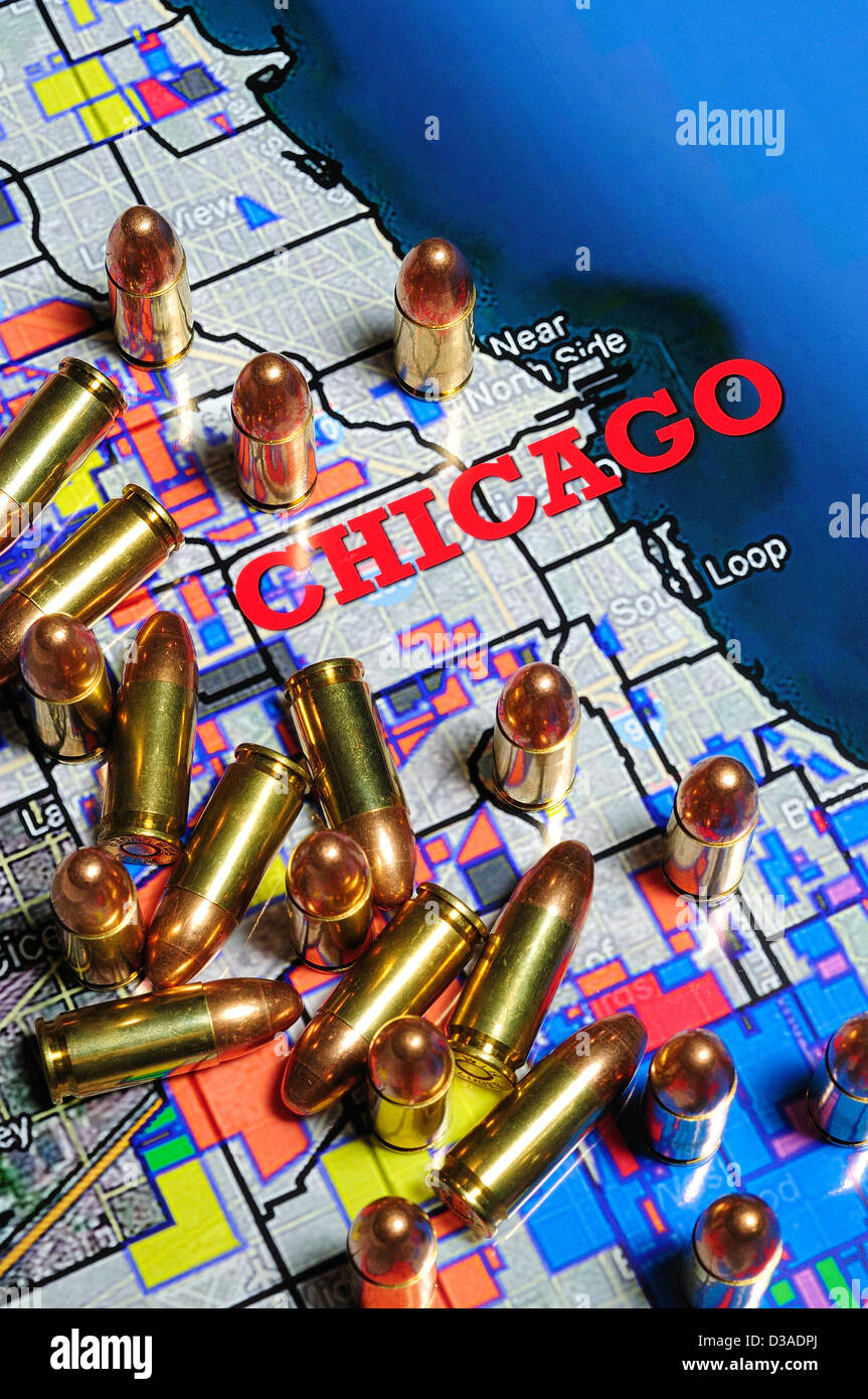 Karte von Chicago, Illinois mit rivalisierenden Gang Grenzen mit 9mm Kugeln bedeckt. Stockfoto