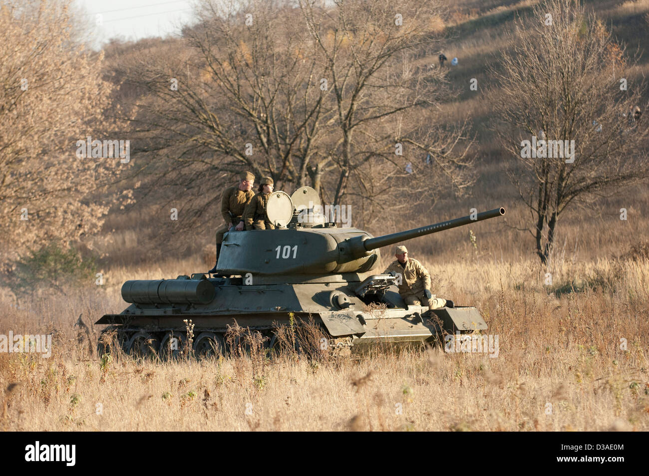 Sowjetischer t-34 Panzer in einem Feld. Stockfoto