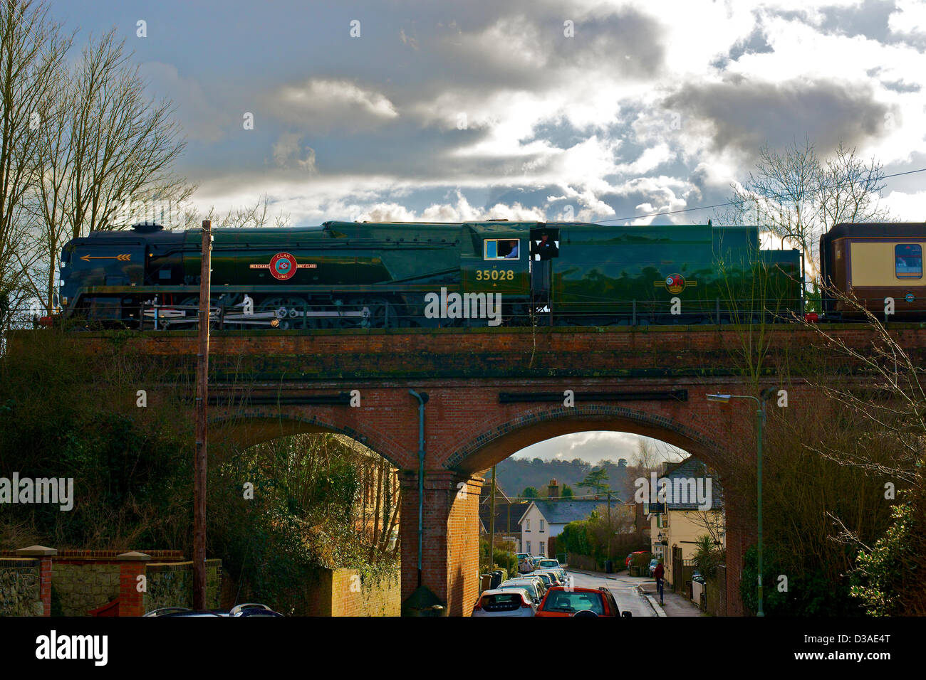 Reigate, Surrey. 14. Februar 2013. Der Valentinstag Tag spezielle goldenen Pfeil VS Orient Express Dampflok SR Handelsmarine Clan Line Klasse 4-6-2 Nr. 35028 Geschwindigkeiten über eine Brücke in Reigate, Surrey, 1501hrs Donnerstag, 14. Februar 2013 auf dem Weg nach London Victoria. Foto von Lindsay Constable/Alamy Live-Nachrichten Stockfoto