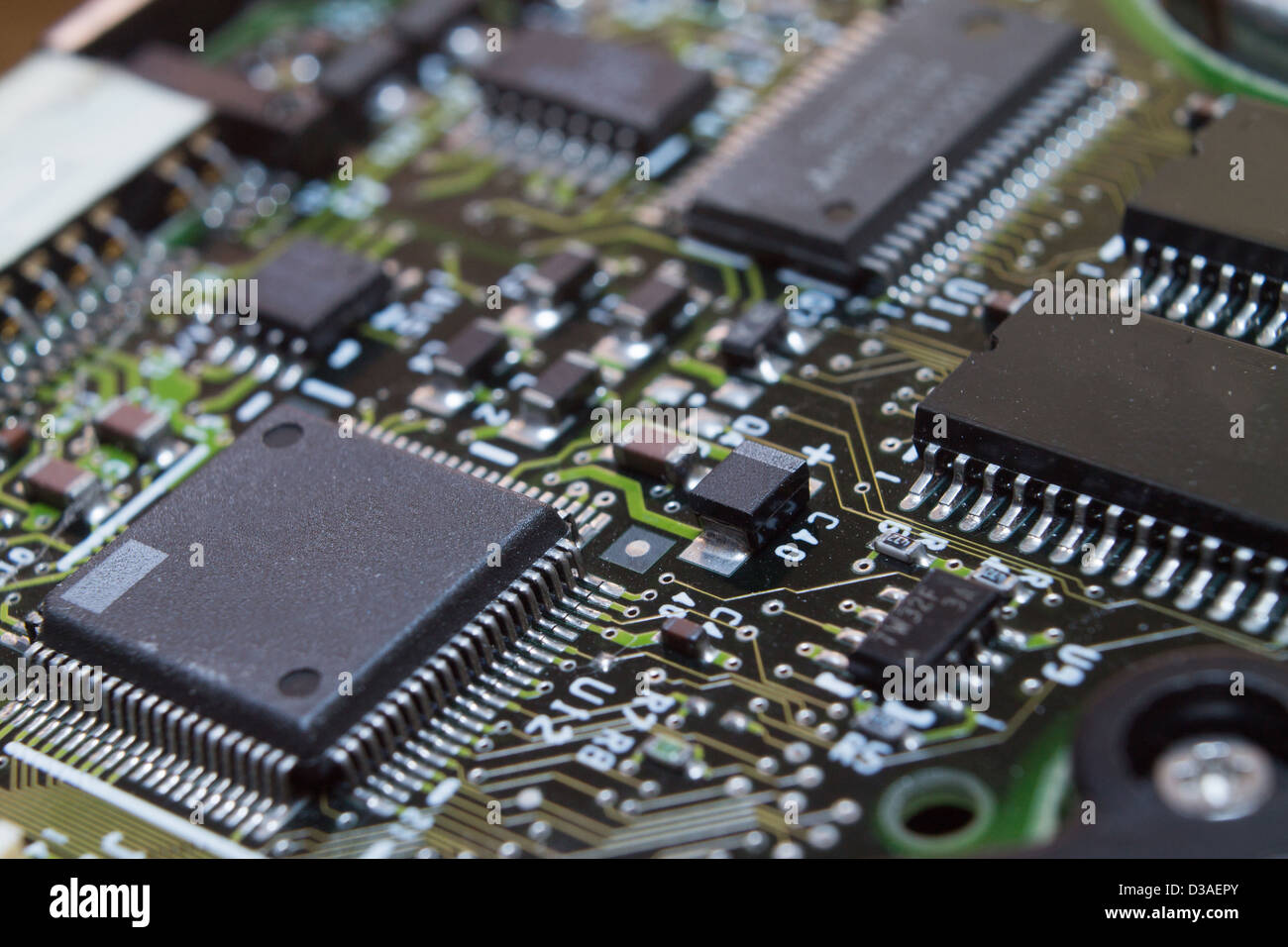 Mikrochips, umgeben von anderen Elementen auf einer Leiterplatte Stockfoto
