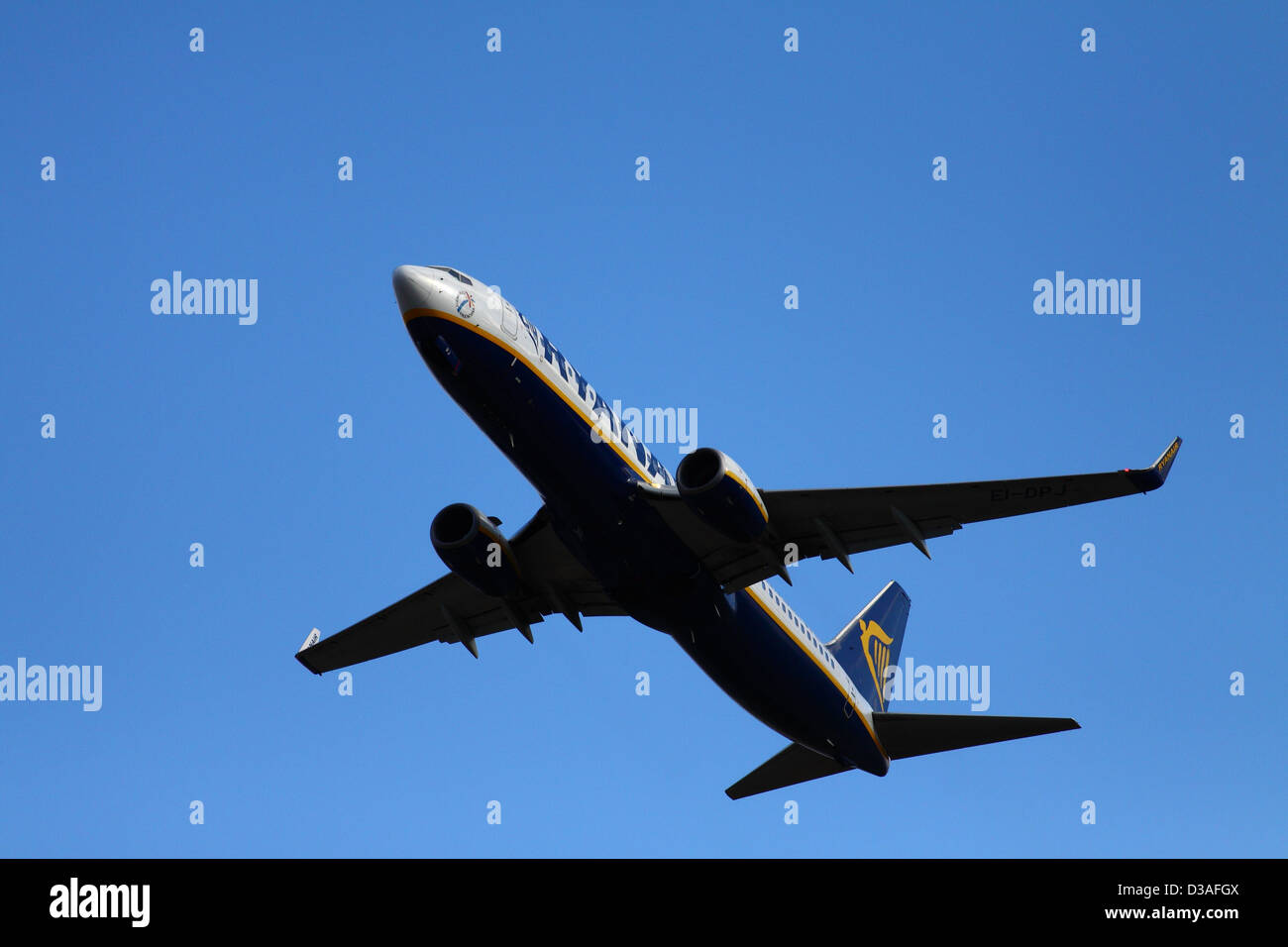 Ryan Air Boeing 737 an Höhe Flughafen Yeadon gewinnen Stockfoto