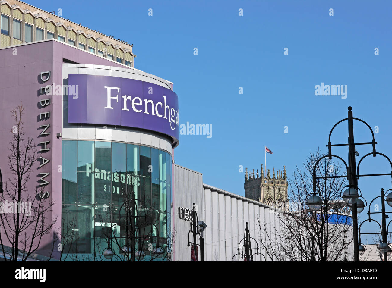 Doncaster Frenchgate Einkaufszentrum mit Str. Georges Kirche / Doncaster Münster im Hintergrund Stockfoto
