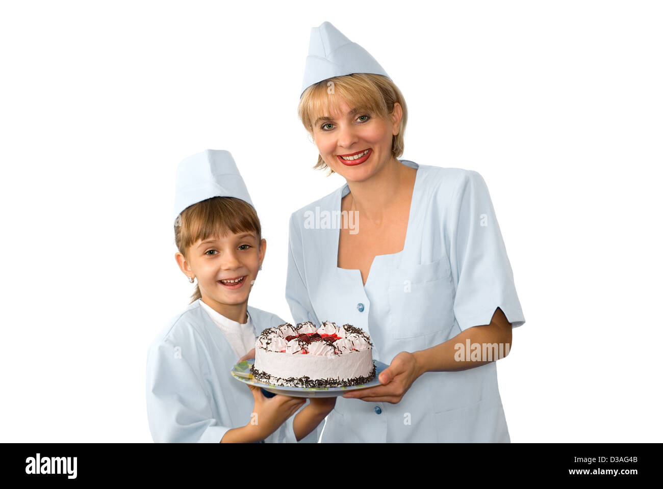Der Konditor und Ihr kleine Helfer werden mit einem Kuchen fotografiert Stockfoto