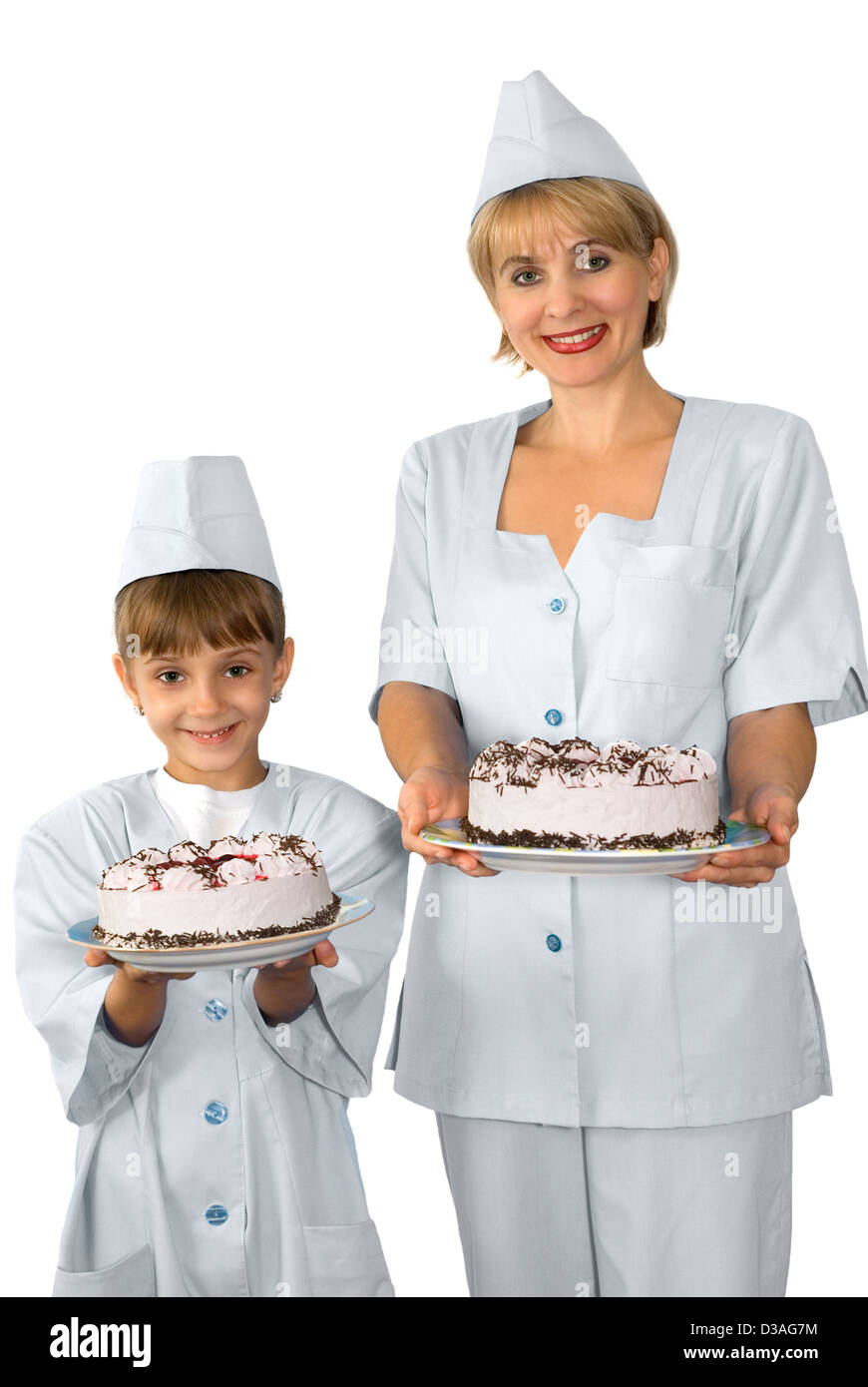 Der Konditor und Ihr kleine Helfer werden mit einem Kuchen fotografiert Stockfoto