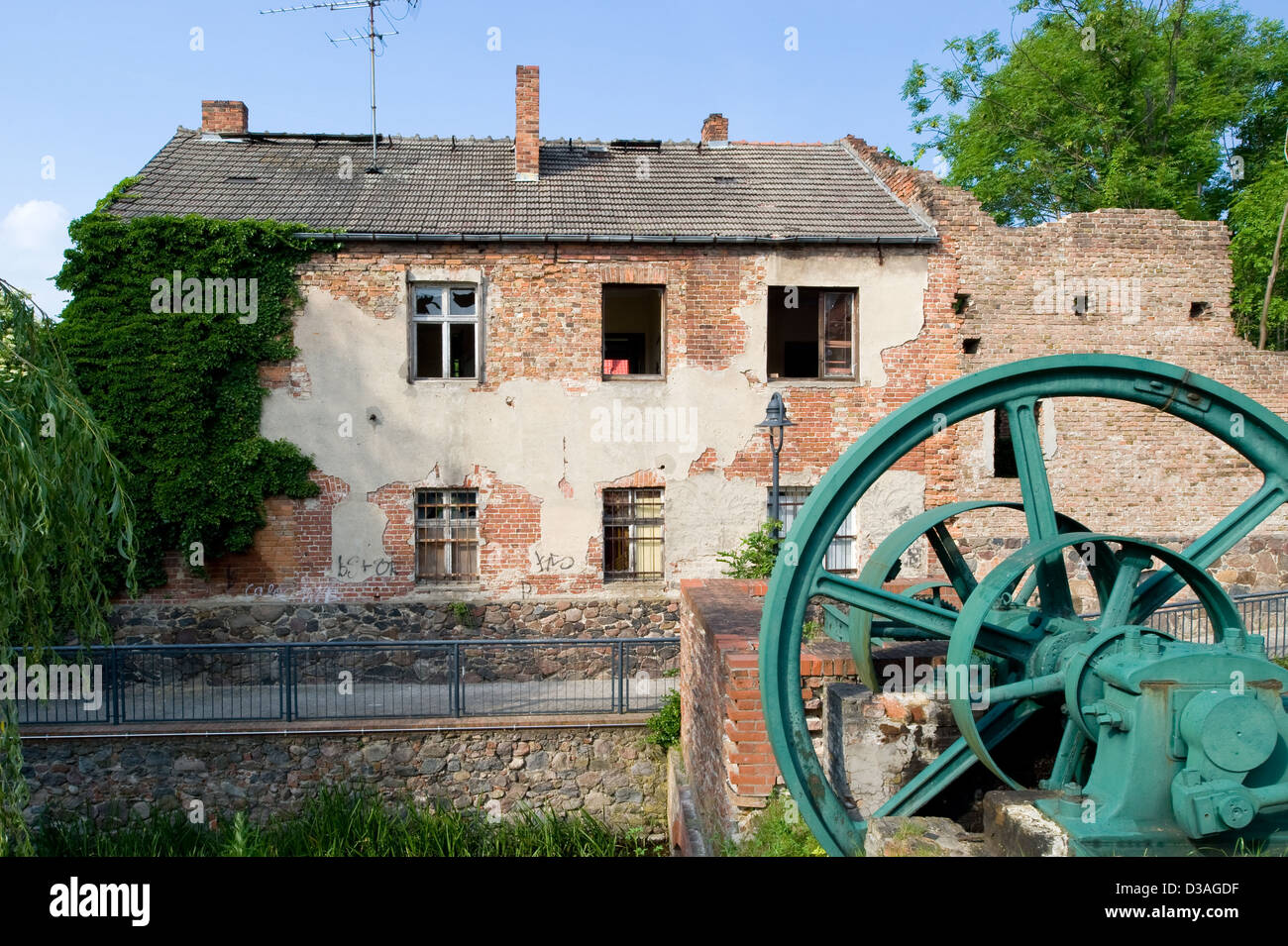 Storkow, Deutschland, Wasser Managementsystem mit Ruinen einer Mühle Stockfoto