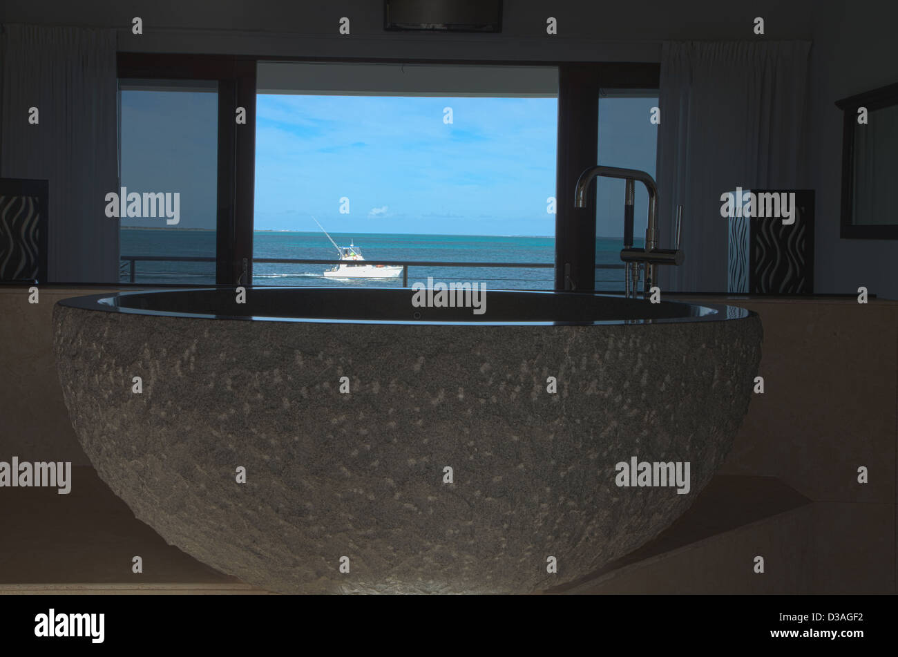 Sphärische Badewanne aus Stein Stockfoto