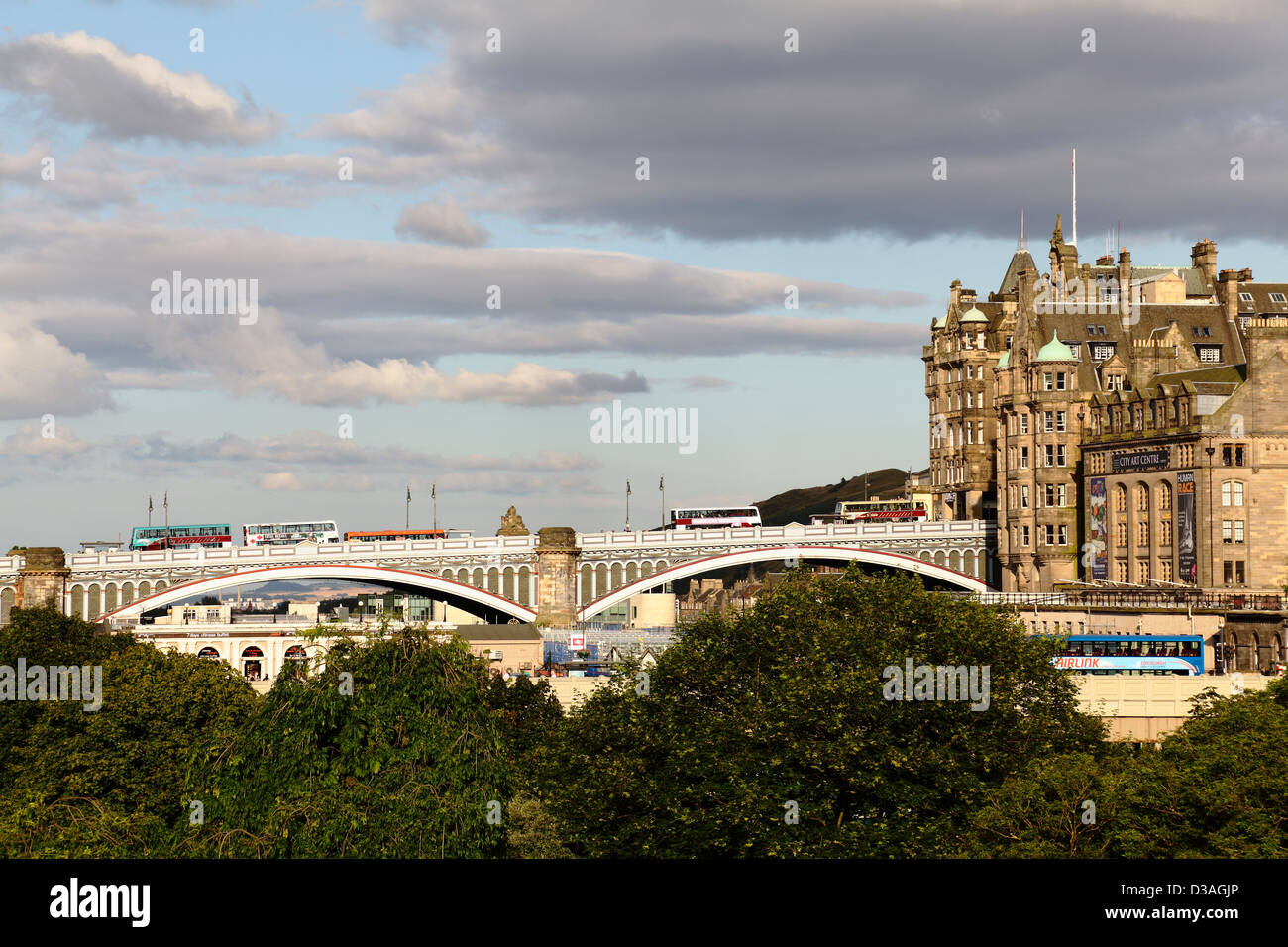 Blick nach Osten in Richtung Nordbrücke in Edinburgh City Centre, Scotland, UK Stockfoto