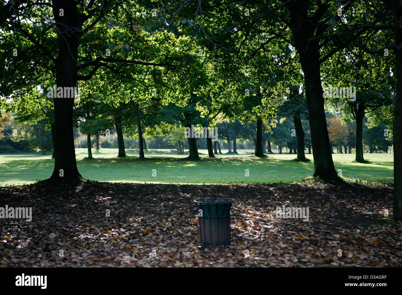 Studenten, die zu Fuß zur Universität Vorlesungen am Morgen über Hyde Park in Leeds Stockfoto