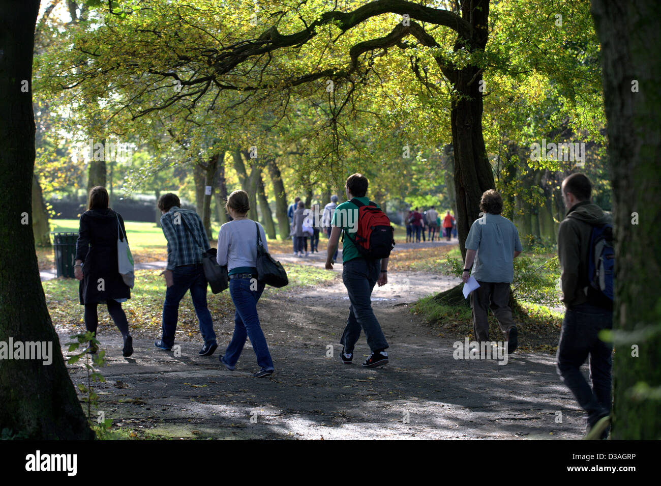 Studenten, die zu Fuß zur Universität Vorlesungen am Morgen über Hyde Park in Leeds Stockfoto