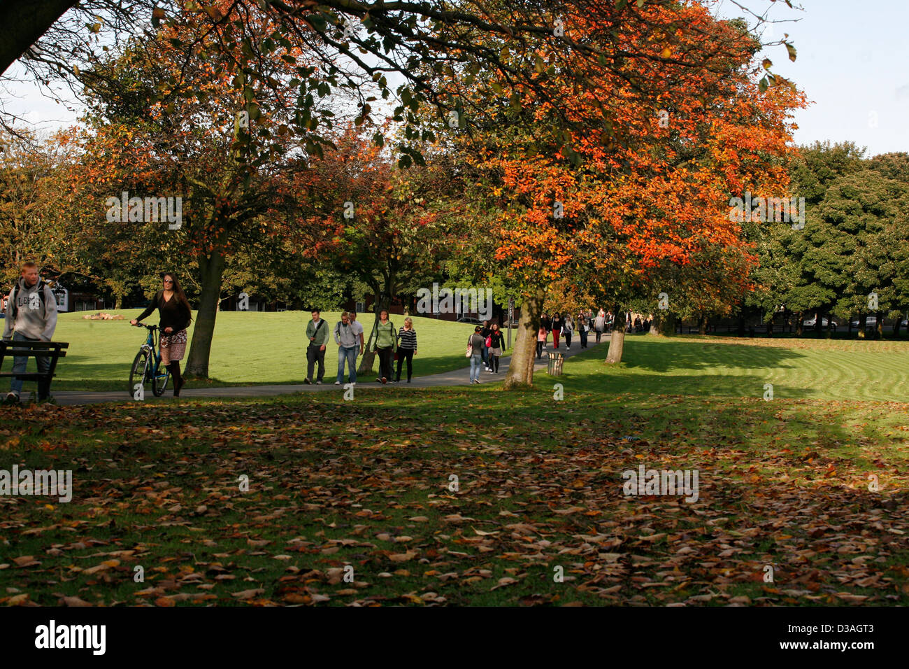 Studenten, die zu Fuß zur Universität Vorlesungen am Morgen über Hyde Park in Leeds Stockfoto