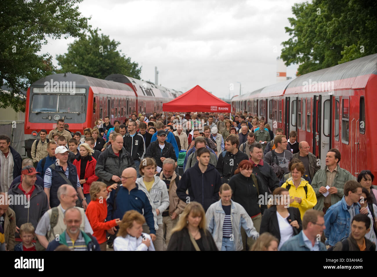 Schönefeld, Deutschland, die Besucher verlassen die ILA Sonderzuege Deutsche Bahn Stockfoto