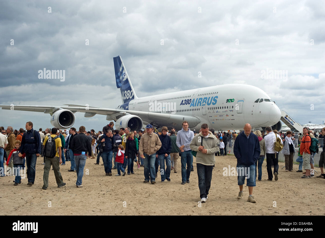 Schönefeld, Deutschland, Besucher vor einem Airbus A380 auf der ILA Stockfoto