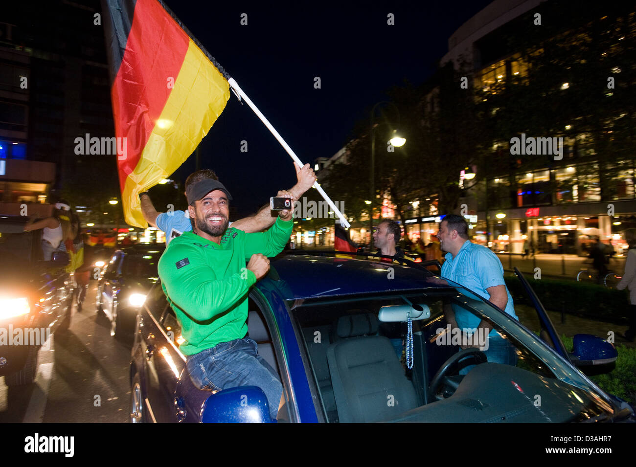 Berlin, Deutschland, Fußball-Fans zu feiern in den Straßen von der ersten Runde Sieg für Deutschland Stockfoto