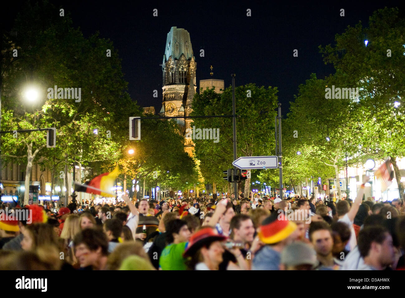 Berlin, Deutschland, Runde Fußball-Fans auf dem Kurfürstendamm nach der vorläufigen Sieg für Deutschland Stockfoto