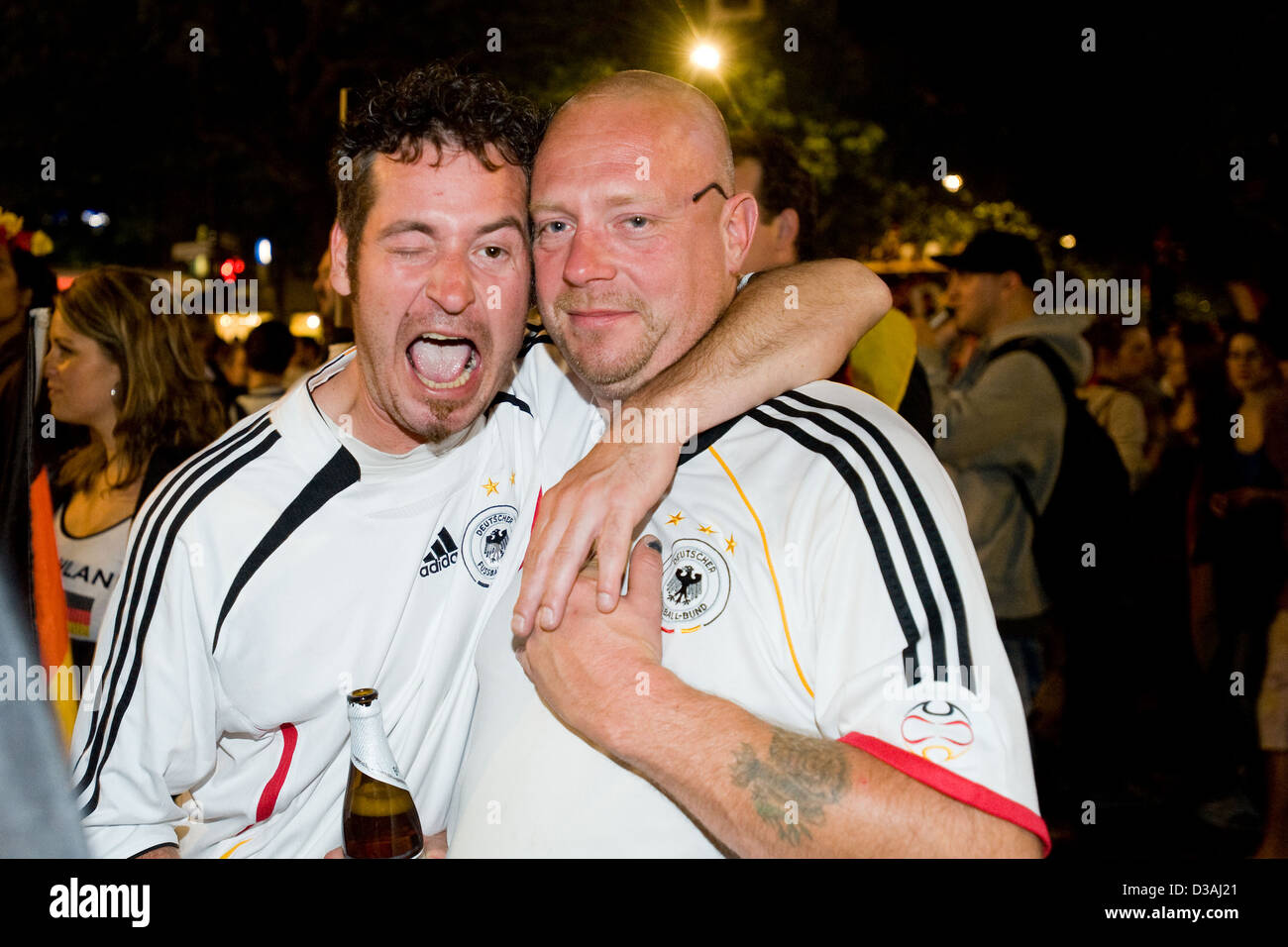 Berlin, Deutschland, betrunkenen Fußballfans am Kurfürstendamm Stockfoto