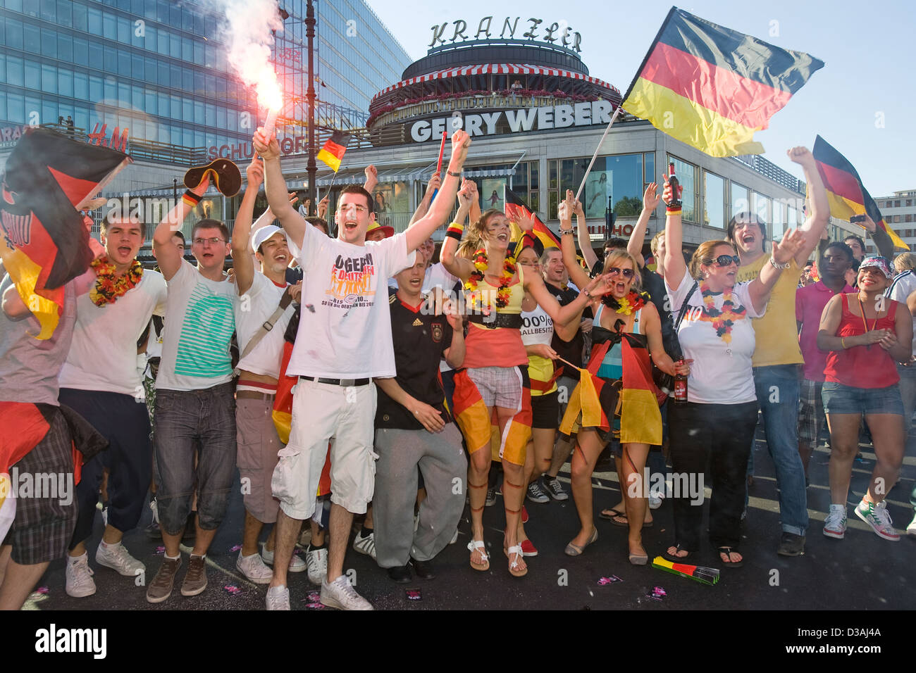 Berlin, Deutschland, deutsche Fans jubeln auf dem Kurfürstendamm, nach der zweiten Runde Sieg Stockfoto