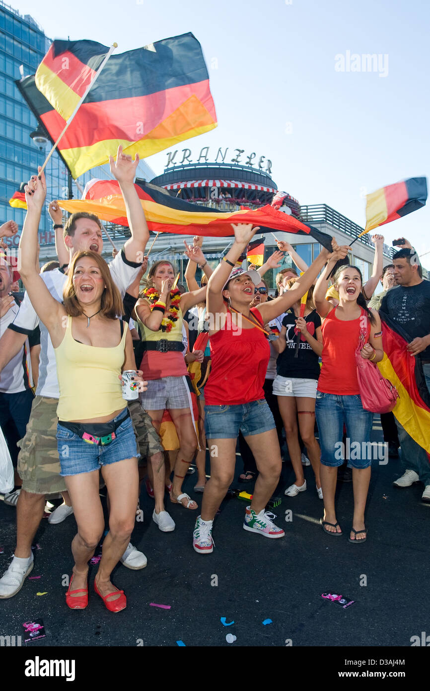 Berlin, Deutschland, deutsche Fans jubeln auf dem Kurfürstendamm, nach der zweiten Runde Sieg Stockfoto