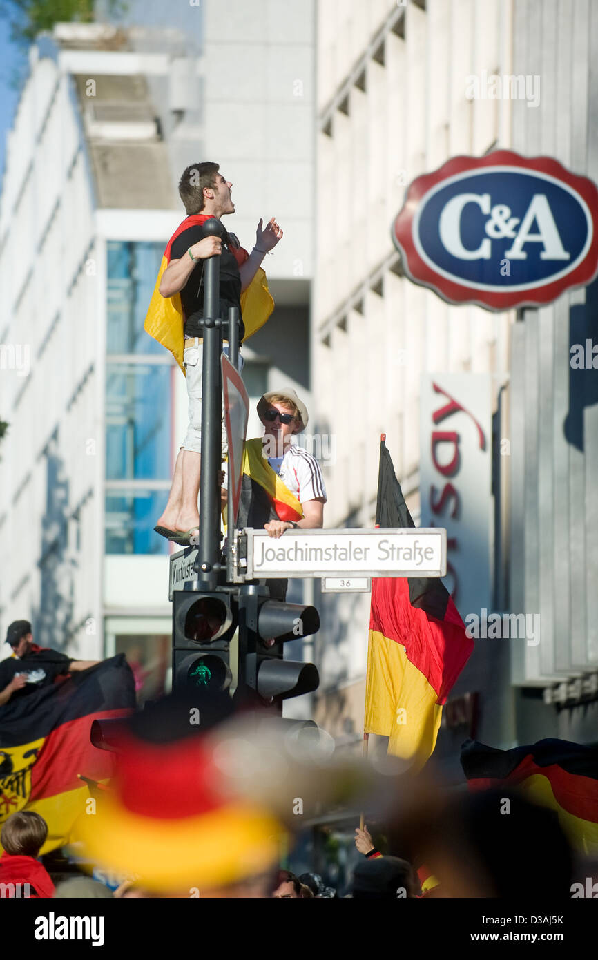 Berlin, Deutschland, schreit ein Fußballfan Stehd auf eine Ampel Stockfoto
