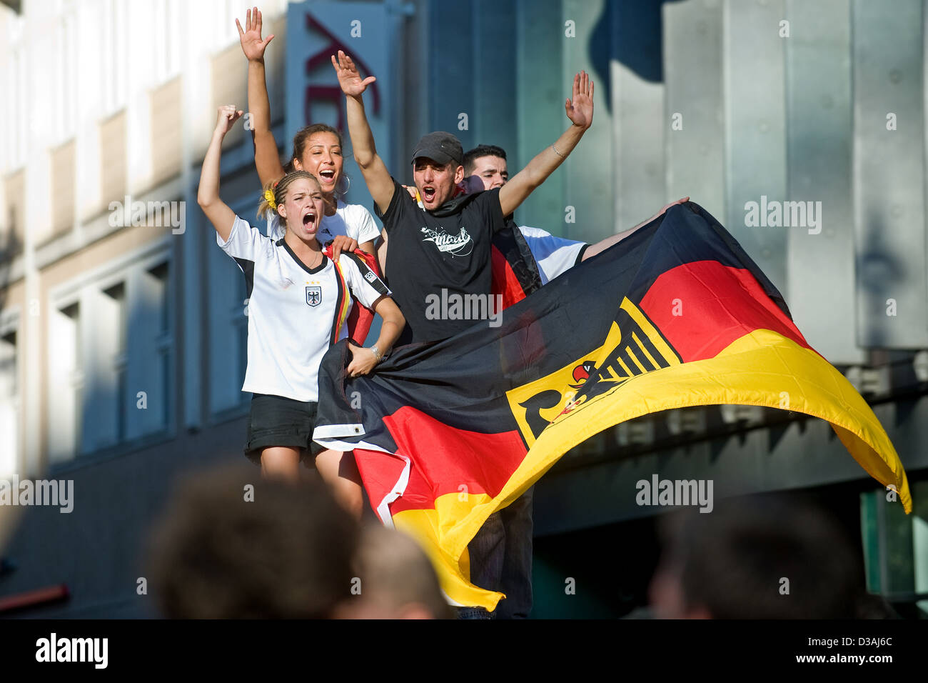 Berlin, Deutschland, Runde Fans jubeln und schreien mit Flagge nach dem zweiten Sieg für Deutschland Stockfoto