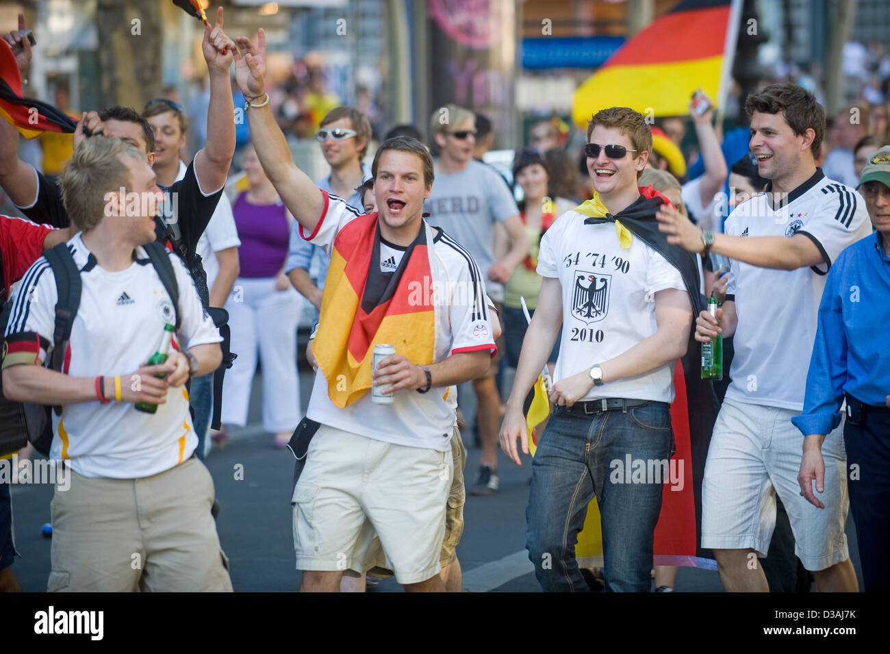 Berlin, Deutschland, Fußball-Fans feiern den zweiten Runde Sieg Stockfoto
