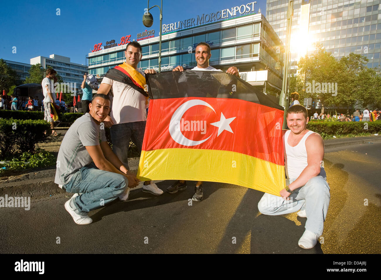 Berlin, Deutschland, mit Deuschtuerken Selbstgenaehter Deutsch-türkische Flagge Stockfoto