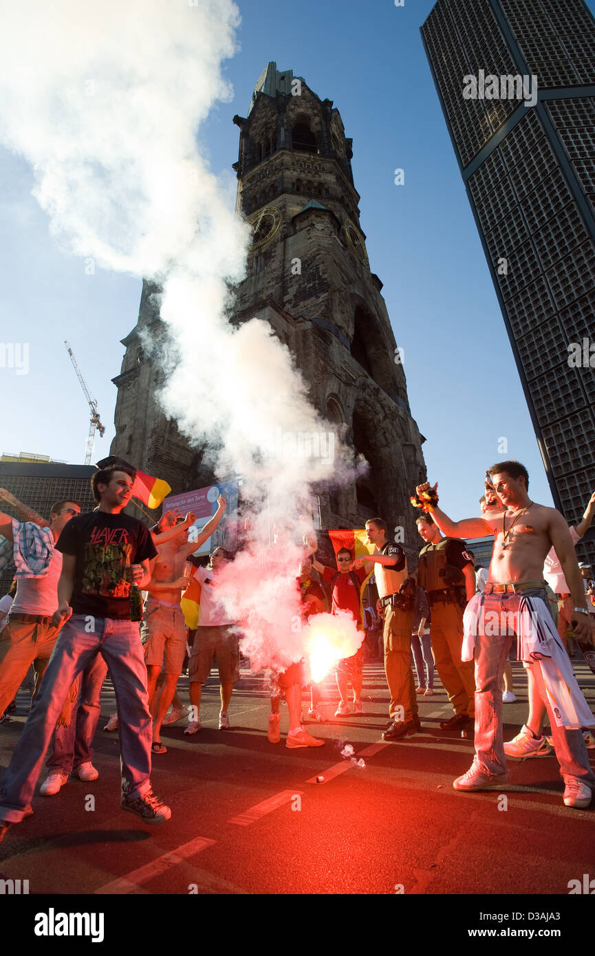 Berlin, Deutschland, mit Fußball Fans jubeln nach dem Bengal Flare KO-Sieg Stockfoto