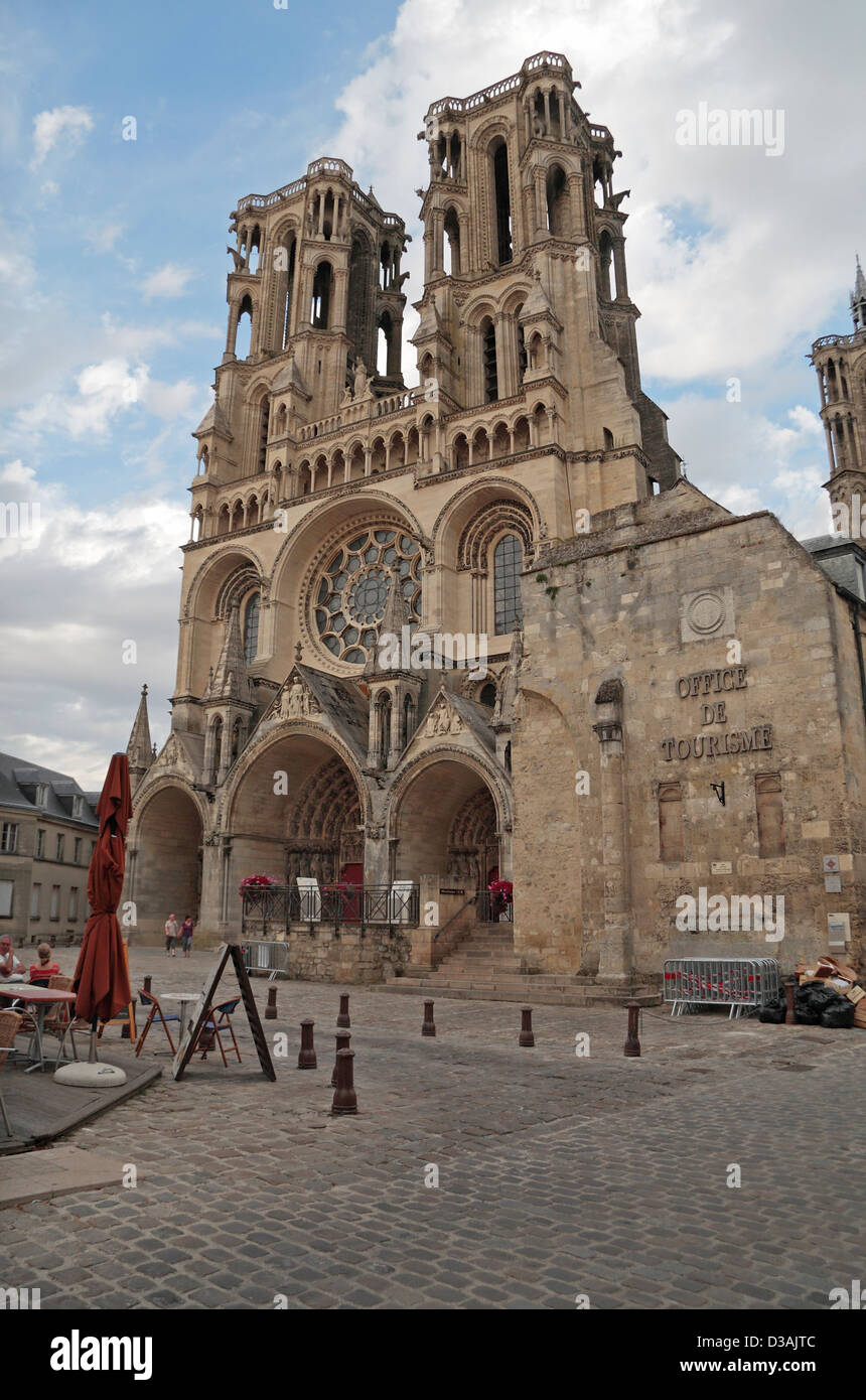 Die gotische Notre-Dame-Kathedrale in Laon, Aisne, Picardie, Frankreich. Stockfoto