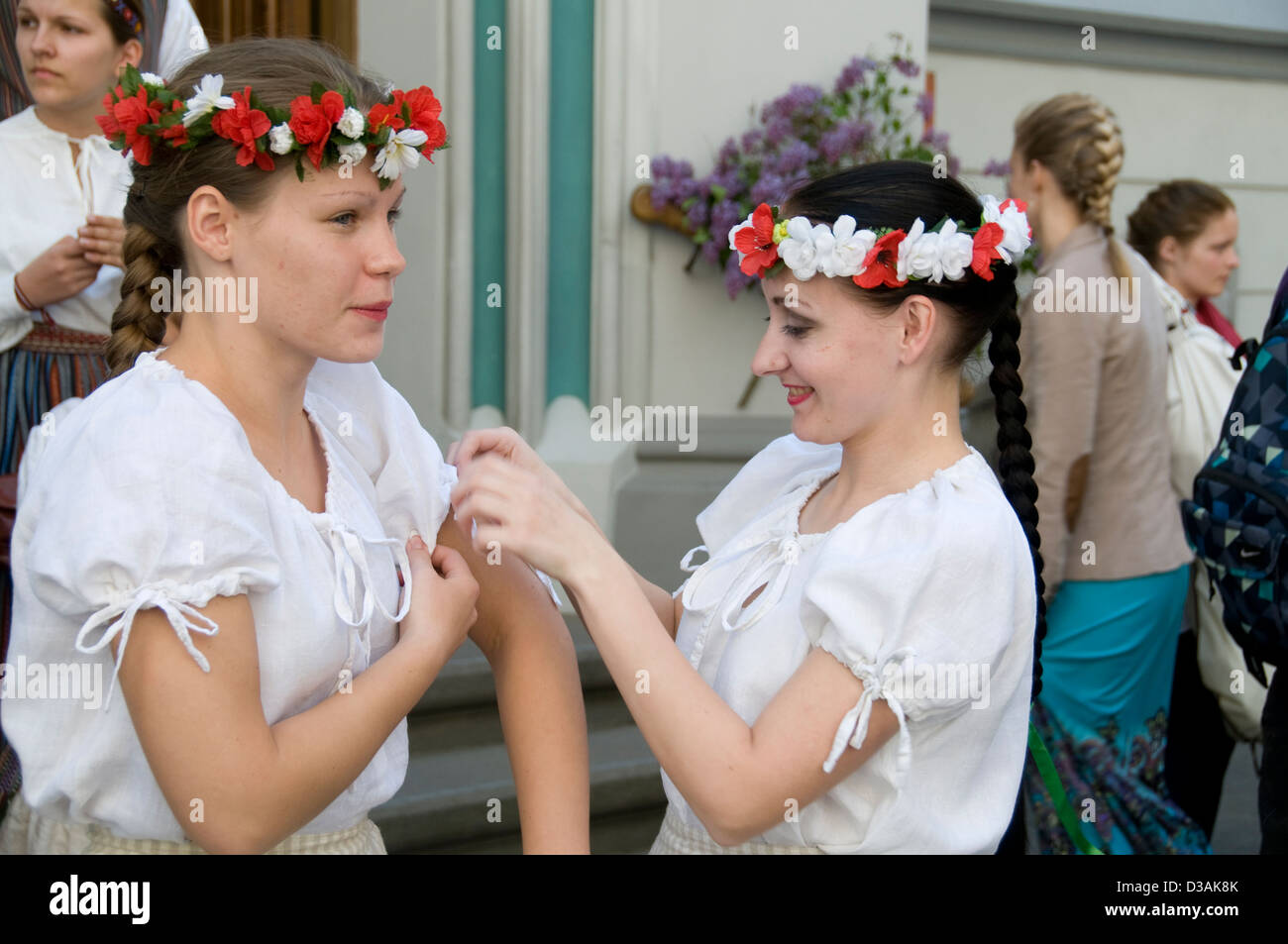 Lettische Mädchen tragen Blütenkopf Bands, die Teilnahme an einem Chor im Rahmen des jährlichen lettische Kultur Festival in Riga, Lettland Stockfoto