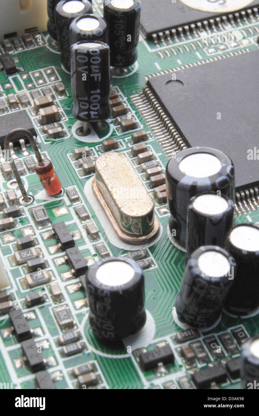 Mikrochips durch andere Elemente auf einer Leiterplatte Stockfoto