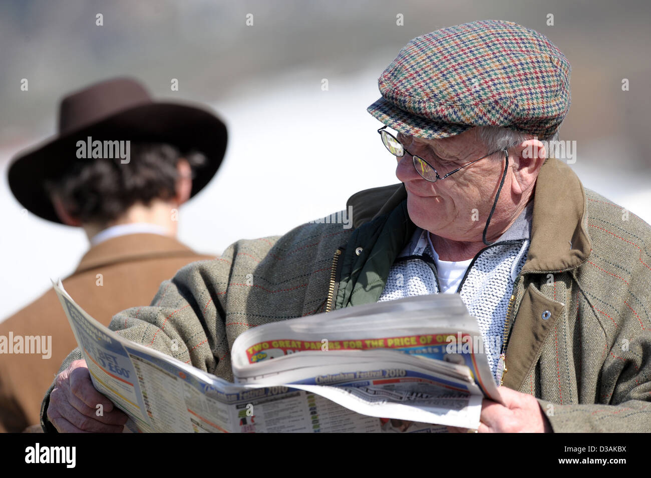 Menschen sehen die Rennen beim Cheltenham Festival, ein jährliches Pferderennen Fixpunkt im Südwesten Englands Stockfoto