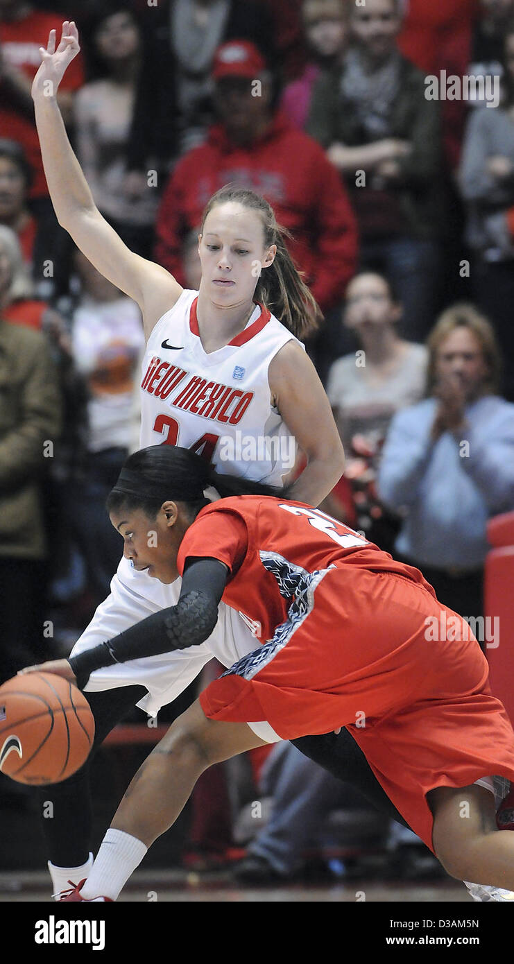 13. Februar 2013 - Albuquerque, NM, USA - Fresno St. #24 Ki-Ki-Moore in UNMs #24 Caroline Durbin lehnt sich als sie versucht, den Reifen in ihrem Spiel Mittwoch Abend in der Pit.Wednesday, 13. Februar 2013 Richtung. (Kredit-Bild: © Jim Thompson/Albuquerque Journal/ZUMAPRESS.com) Stockfoto