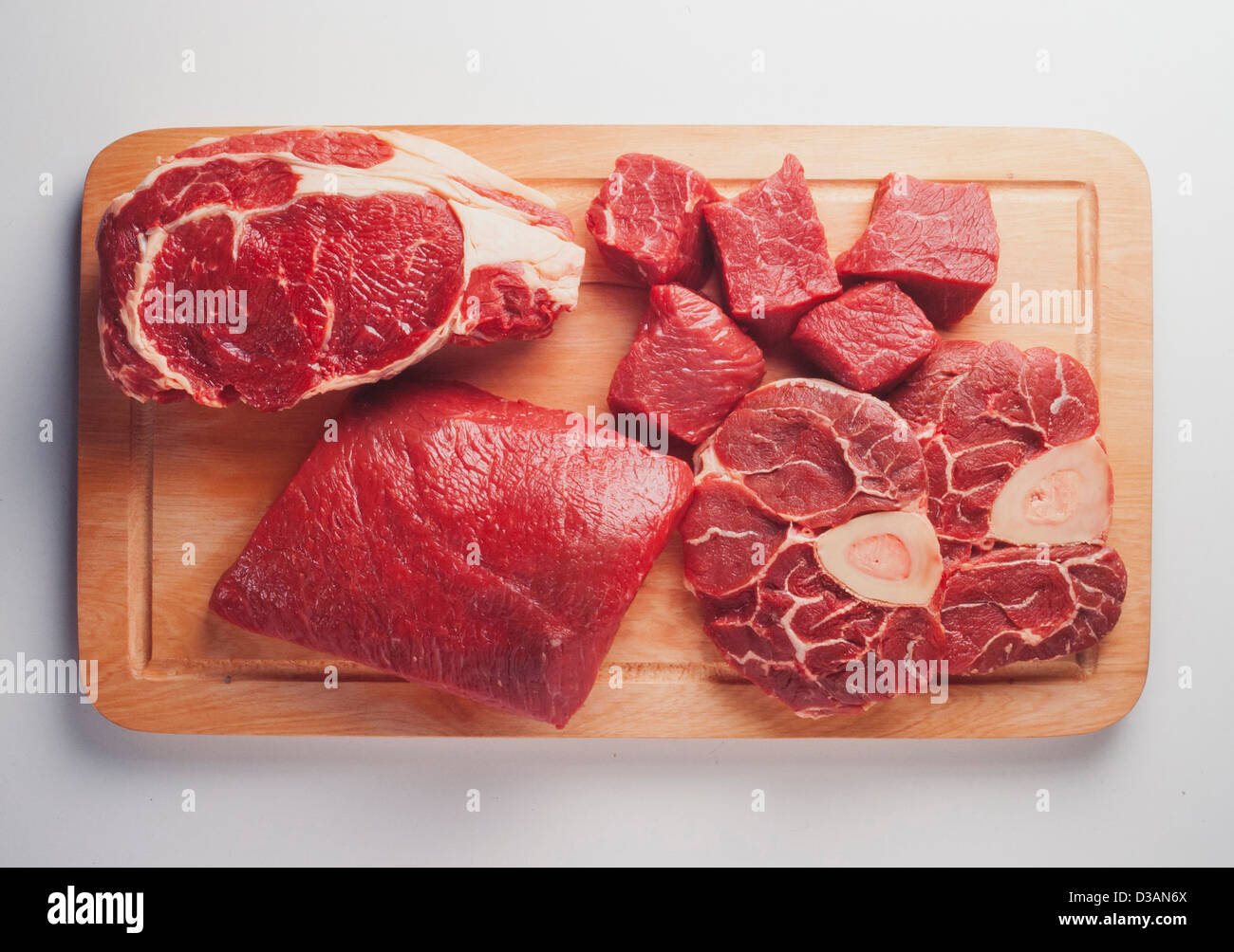 Tisch mit verschiedenen Schnitten für rohes Rindfleisch Stockfoto