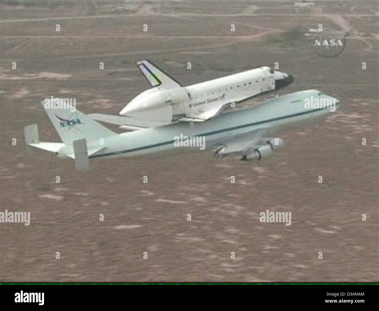Das Space Shuttle Atlantis wurde auf einer modifizierten Boeing 747 nach Abschluss seiner letzten Raummission zu seinem Ruhestand gebracht. Das Shuttle wurde vom Kennedy Space Center zur Smithsonian Institution transportiert. Stockfoto