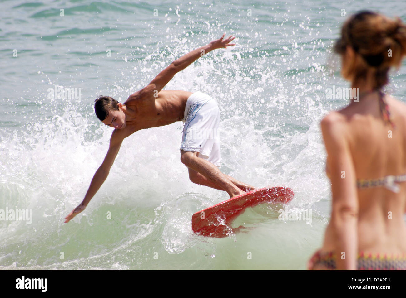 Le Cap Ferret, Frankreich, ein Junge, Surfen in der Bucht von Arcachon Stockfoto