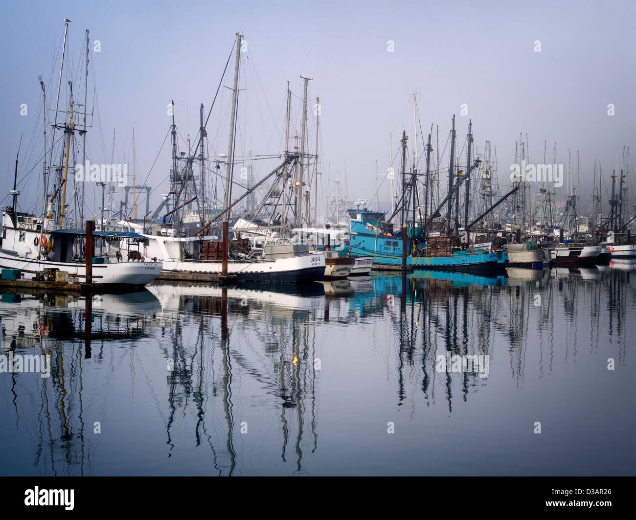 Angelboote/Fischerboote mit Nebel in Newport Harbor. Oregon Stockfoto
