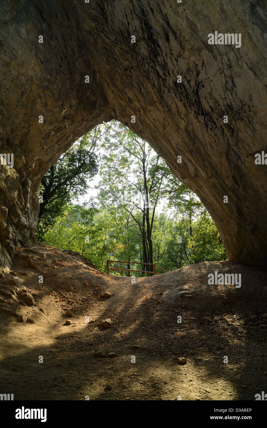 Eingang des prähistorischen Menschen Höhle von innen gesehen (Istalosko, Szilvasvarad, Ungarn). Stockfoto