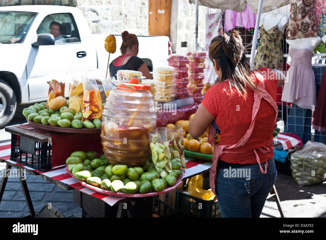 2 junge mexikanische Frauen Verkäufer Verkäufer verpackten Obst & gemischten Früchten trinken bei Straßenstand in Oaxaca de Juárez, Mexiko Stockfoto