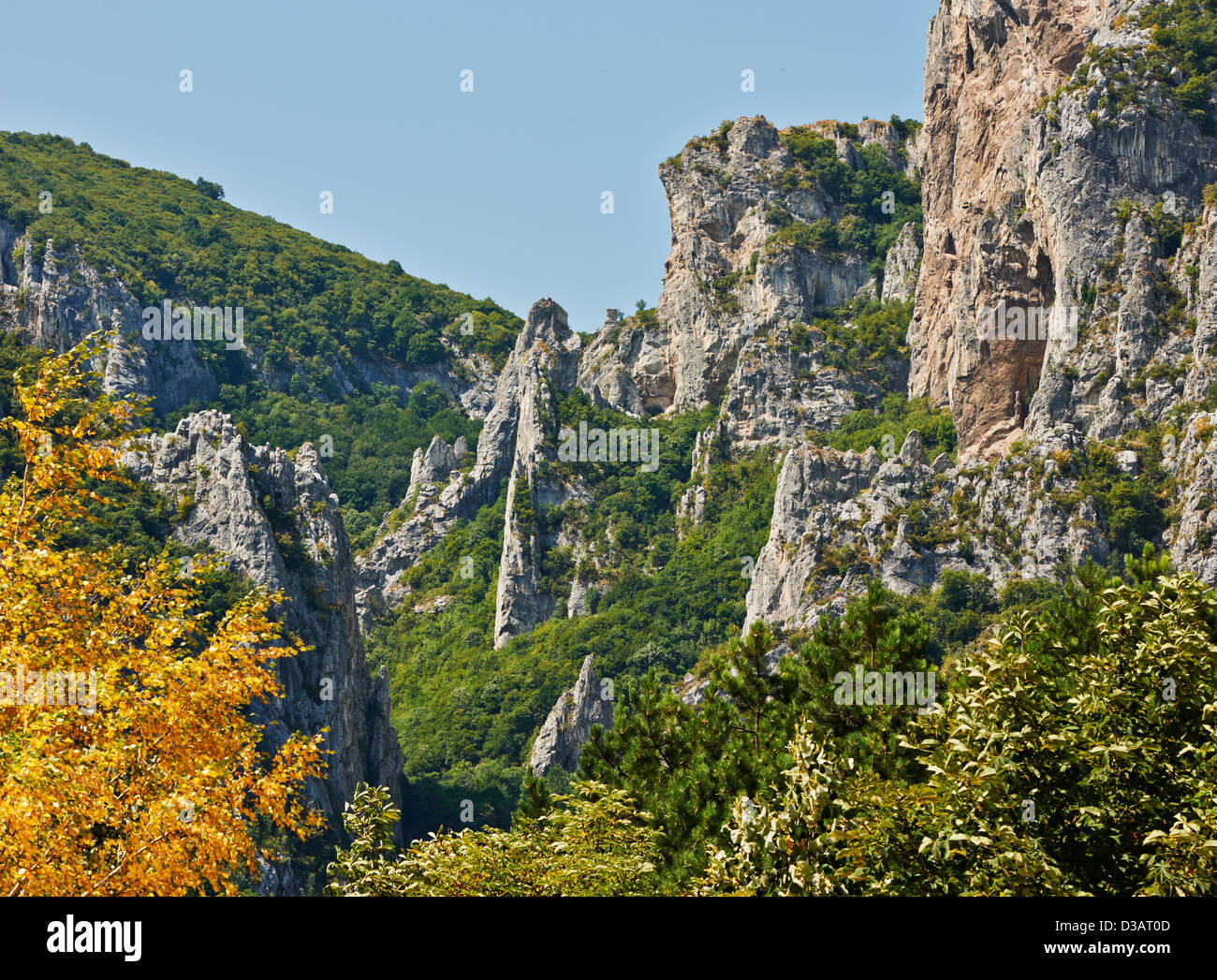 Sommerlandschaft mit Bergen und Felsen in der Nähe von Vratsa Stadt, Bulgarien Stockfoto