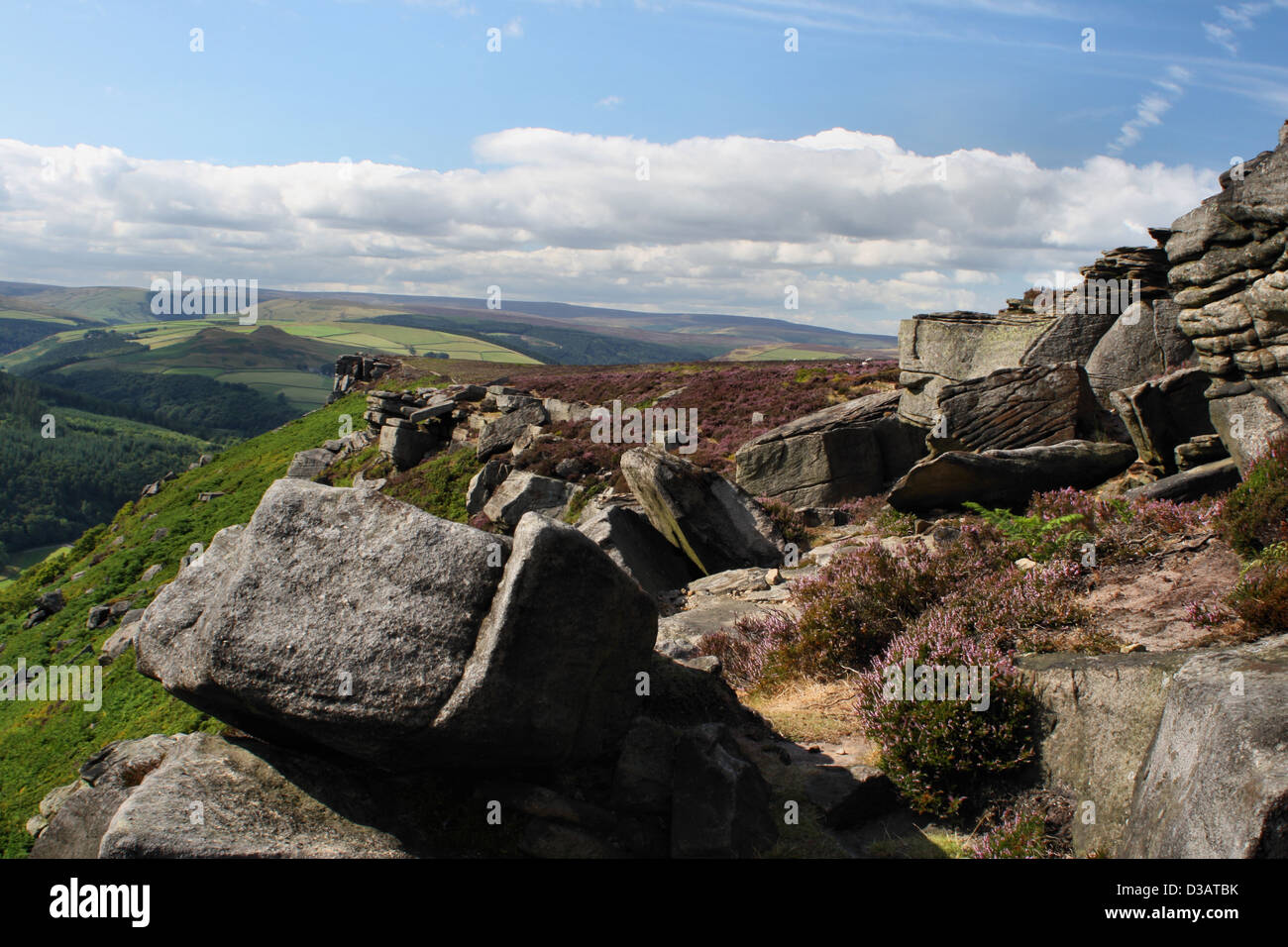 Bamford Moor Ridge Felsen und Heidekraut Stockfoto