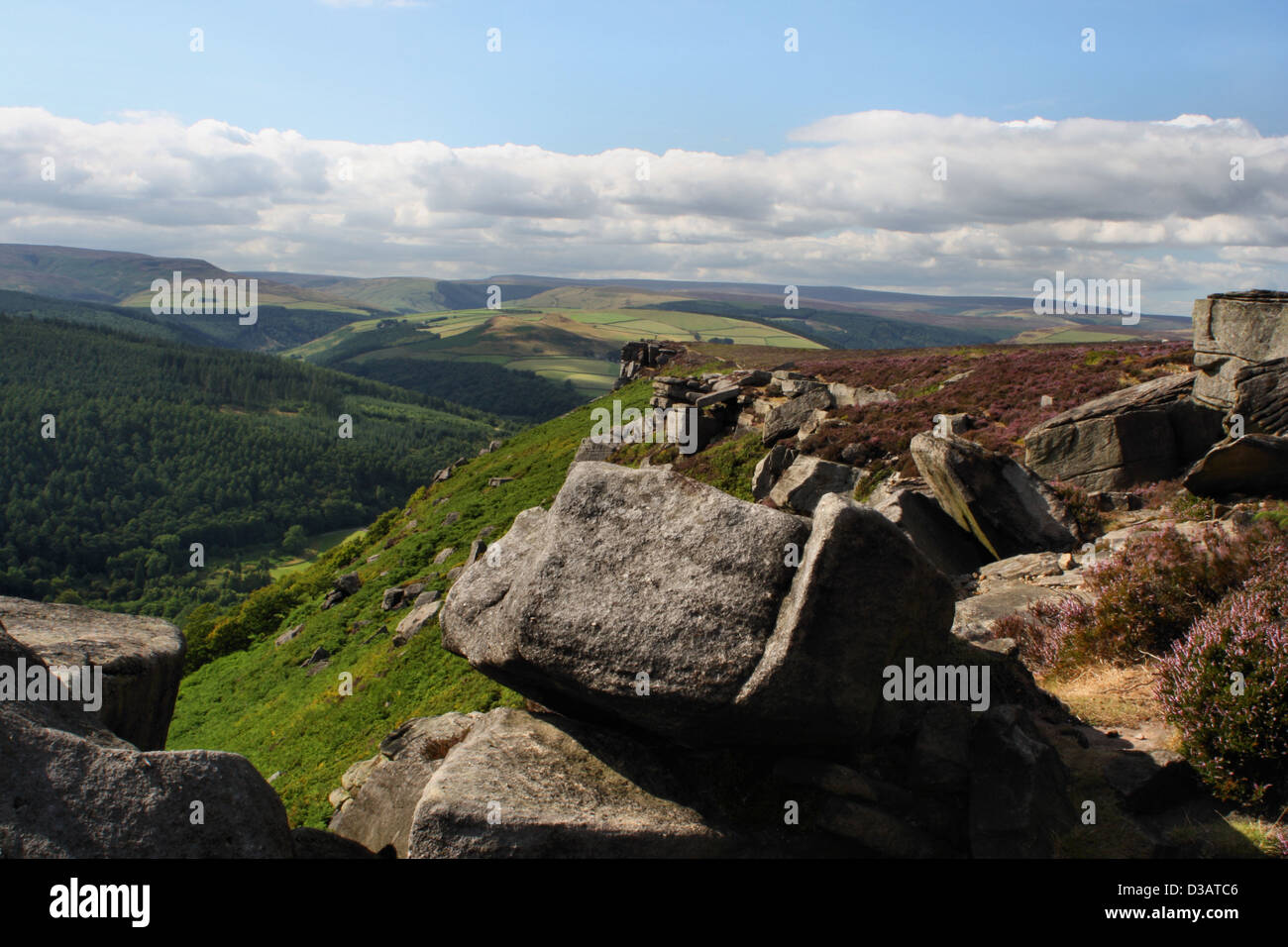 Bamford Moor Ridge Felsen und Heidekraut Stockfoto
