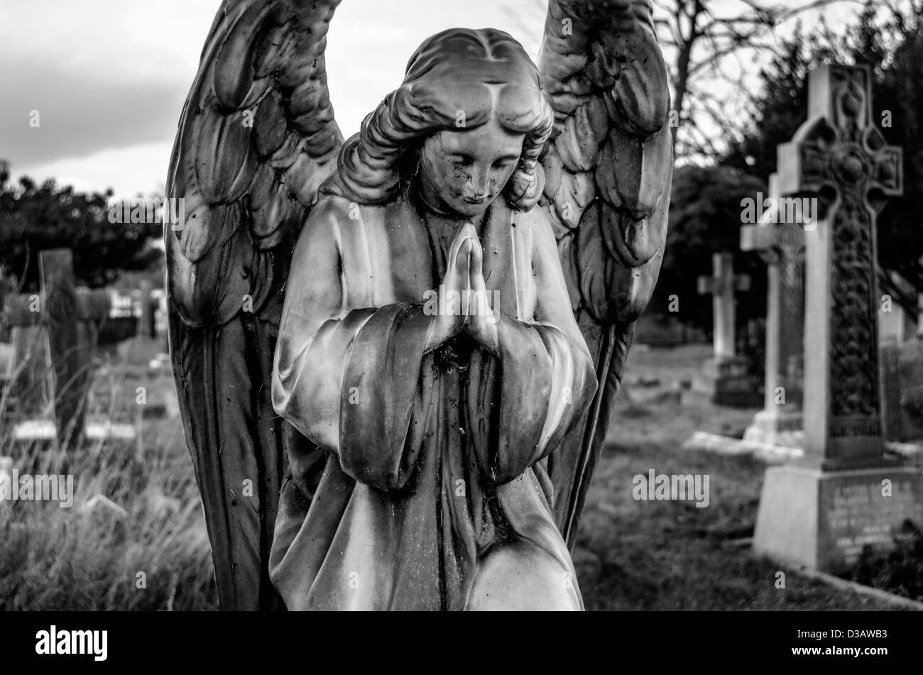 Engel Grabstein beten in der St. Nikolaus Kirche Friedhof in Chislehurst Stockfoto