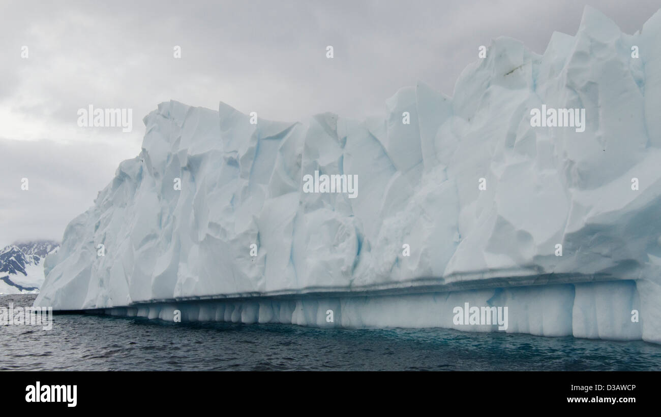 Gezackte Eisberg. Antarktische Halbinsel. Stockfoto