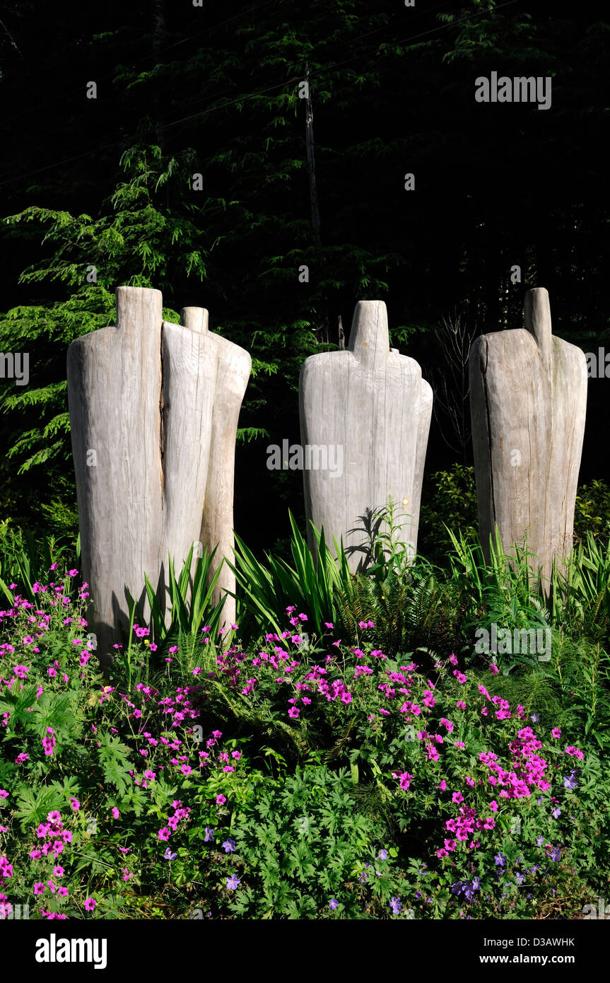 Tofino Botanical Gardens Vancouver Island in British Columbia Kanada hölzerne Skulpturen menschlicher Gestalt form Stockfoto